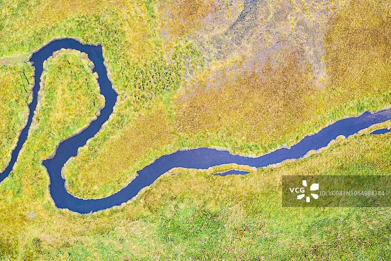 罗弗敦群岛Fredvang的小溪和绿色田野图片素材