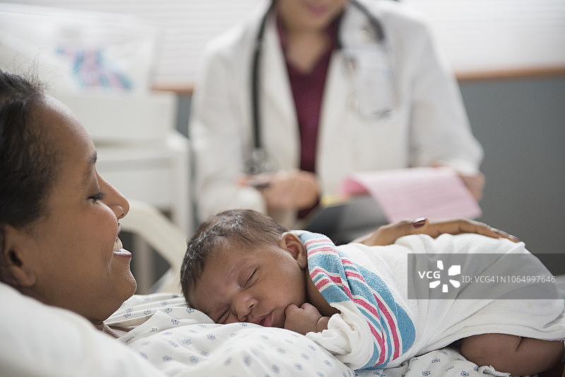 亚洲儿科医生在医院检查新生儿和母亲图片素材