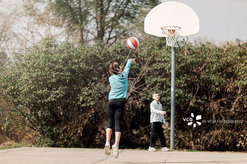 青少年男女在操场上打篮球图片素材