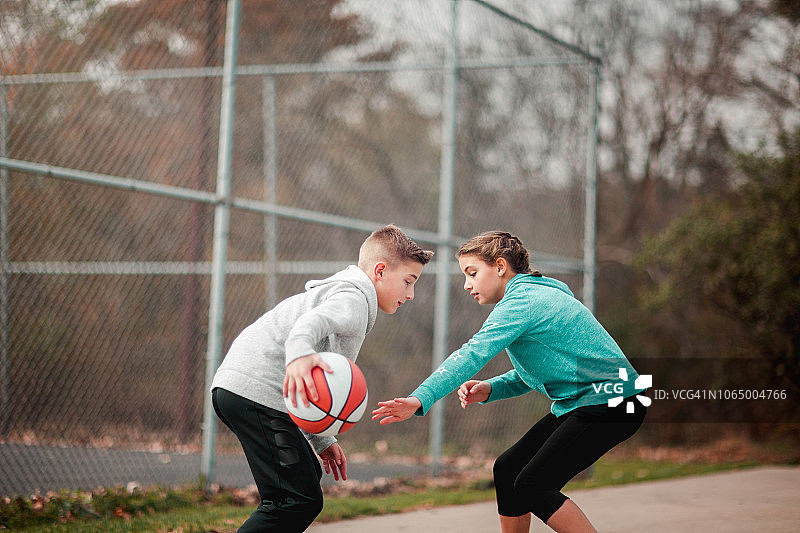 青少年男女在操场上打篮球图片素材