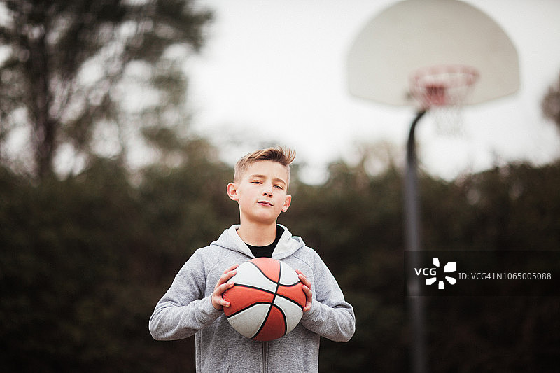 少年男孩在操场手持篮球图片素材