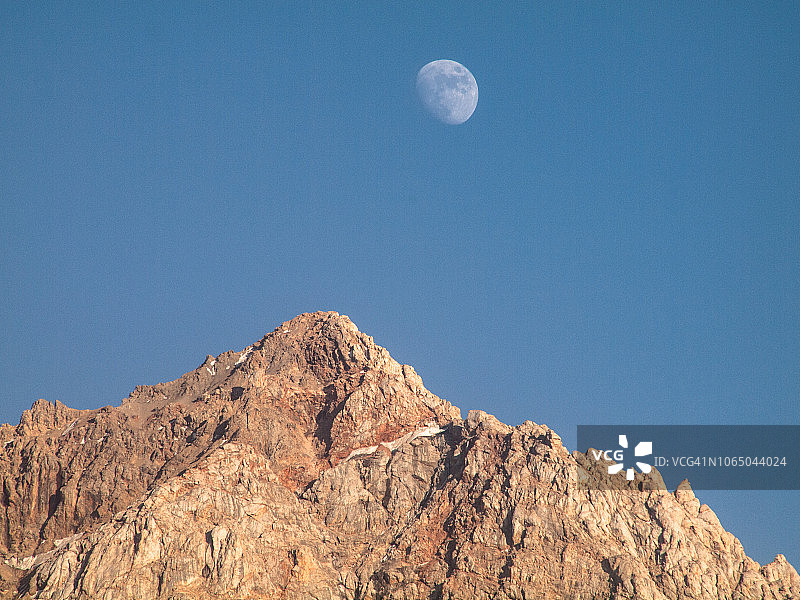 塔吉克斯坦的范恩山脉山顶上的大月亮图片素材