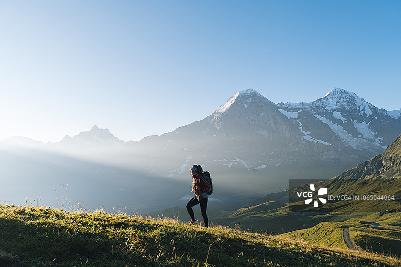 徒步上山的年轻女子图片素材