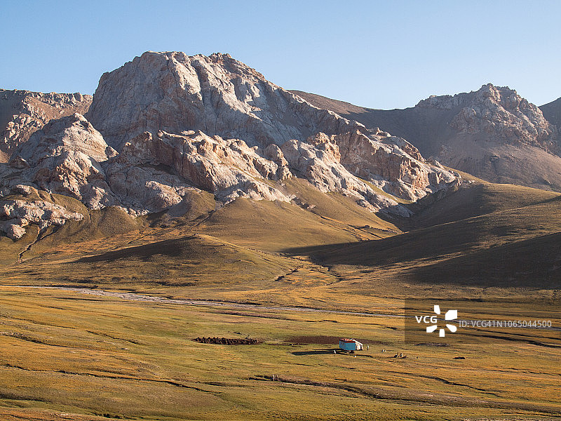 吉尔吉斯斯坦天山山区夏特克尔湖附近的吉尔吉斯牧民营地图片素材