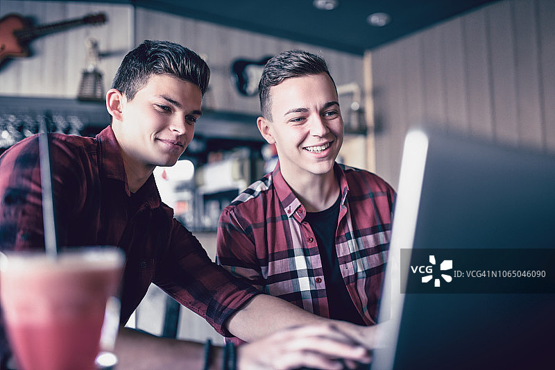 在咖啡厅工作的男性自由职业者图片素材