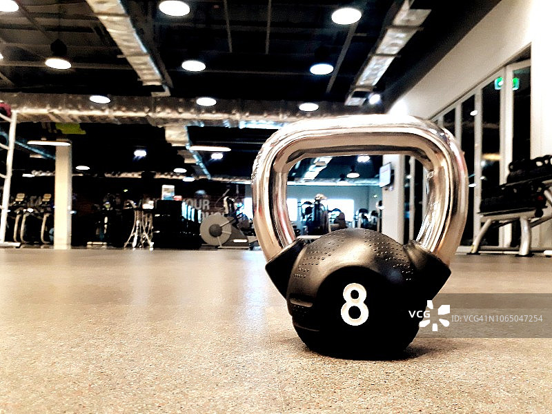 健身房地板上的壶铃特写图片素材