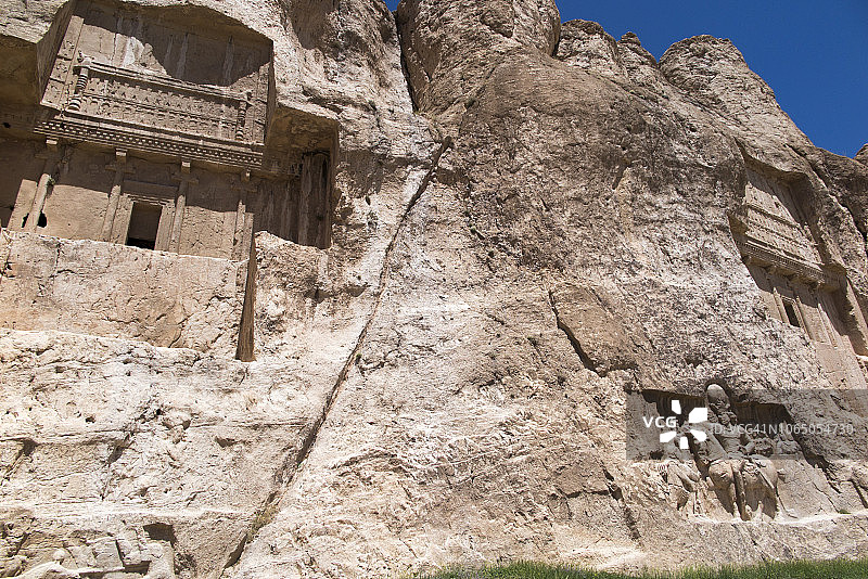 伊朗法尔斯省设拉子波斯波利斯附近纳克什·鲁斯塔姆的阿契美尼德国王岩石墓室图片素材