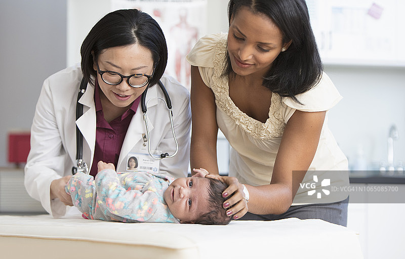 中国儿科医生检查婴儿图片素材