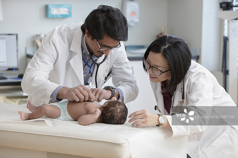 儿科医生检查婴儿图片素材