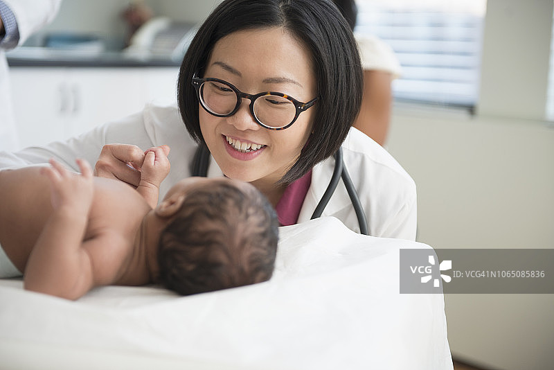 儿科医生检查婴儿图片素材