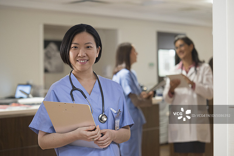 医院里的年轻亚裔护士图片素材