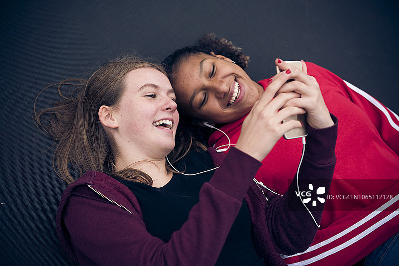 两个女孩在使用手机图片素材