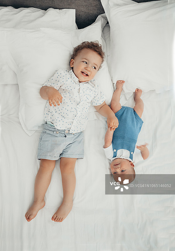 兄弟在床上图片素材