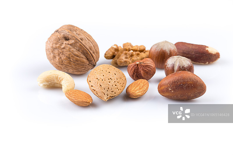 白色背景上的什锦混合坚果图片素材