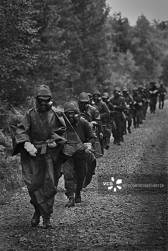 演习中佩戴防毒面具的士兵图片素材