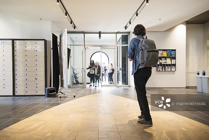 一群学生进出大学大厅图片素材