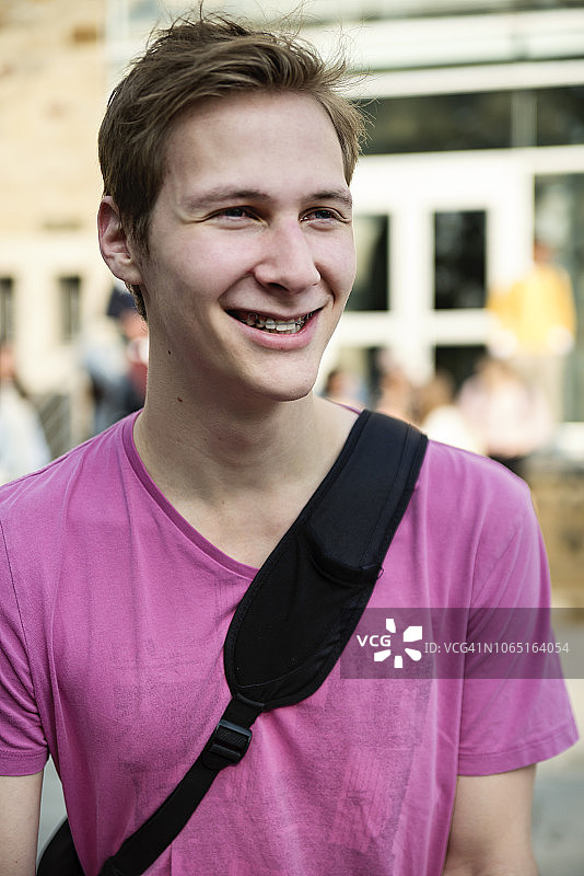 大学校园前的年轻男学生图片素材