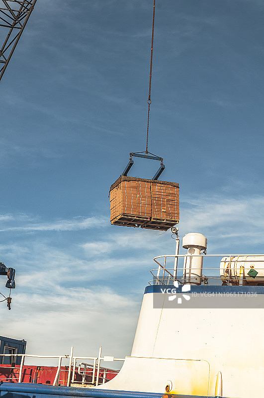 卸载深度冷冻的包装鱼图片素材
