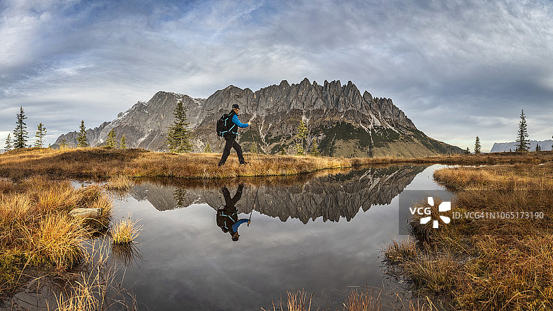 秋季登山者眺望阿尔卑斯山脉图片素材