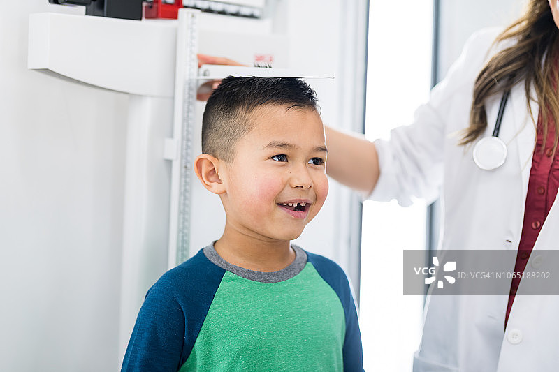 在医生办公室的小男孩图片素材