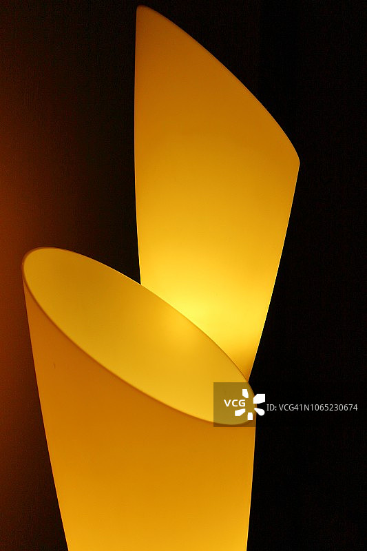 点亮的黄色电灯图片素材