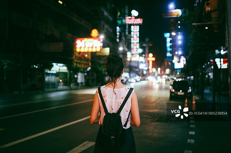 在曼谷夜游的女性游客图片素材