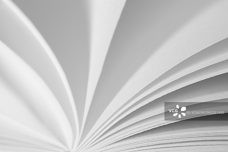 黑白照片中显示页边的一本打开的书图片素材