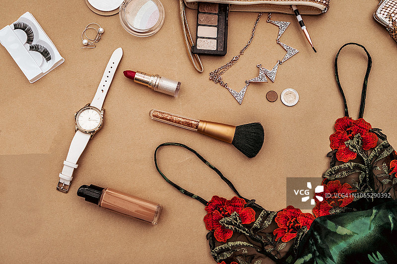 博主与时尚概念：魅力女性配饰与内衣图片素材