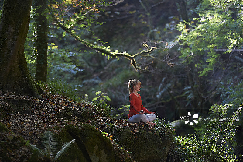 在荒野中冥想的瑜伽女人图片素材