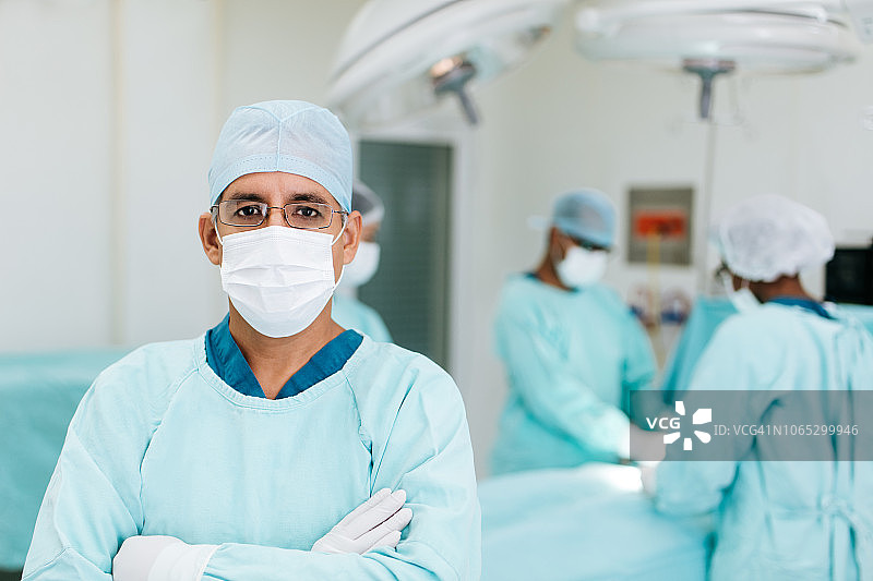 男外科医生身穿防护服看着镜头图片素材