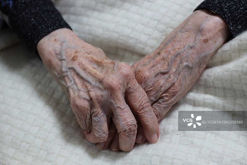 102岁老妇人的手图片素材