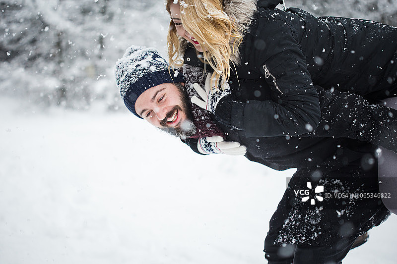 冬日雪景情侣爱情故事图片素材