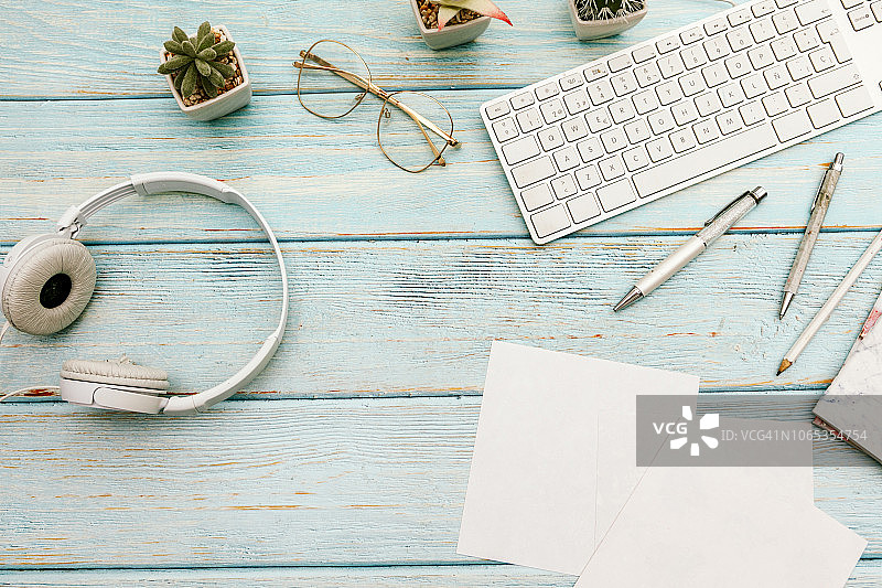 带有笔记本电脑和耳机的家庭办公室桌面图片素材