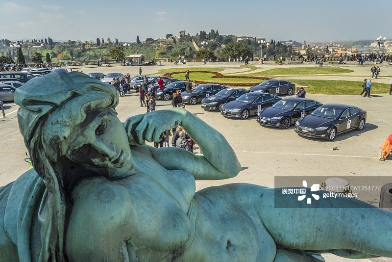 特斯拉电动汽车在米开朗琪罗广场聚会图片素材