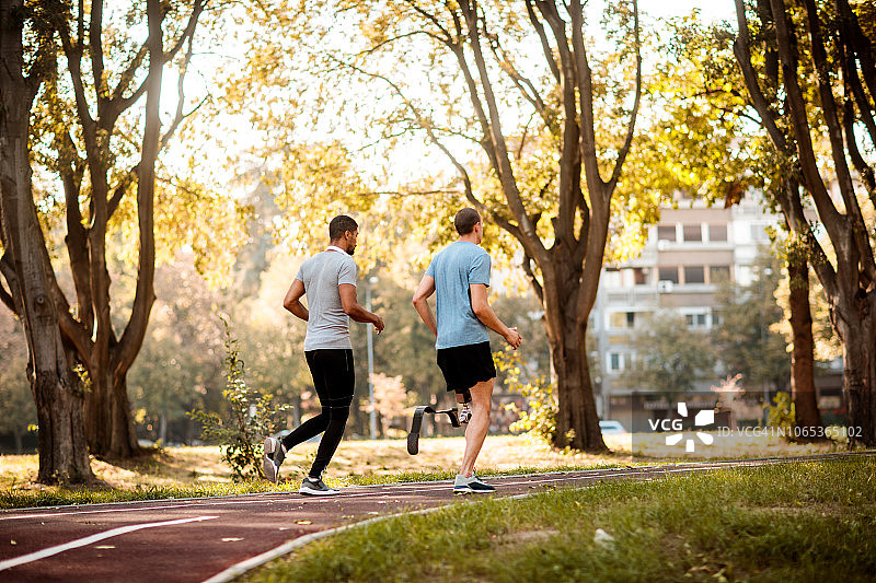 朋友们在户外跑步图片素材
