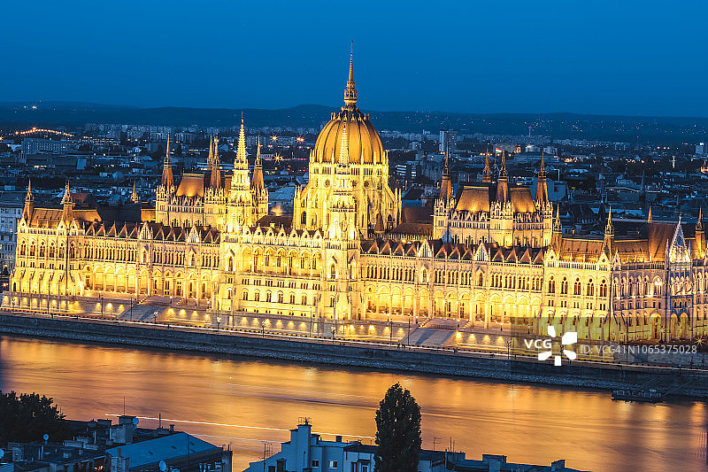 匈牙利布达佩斯，黄昏时分多瑙河沿岸的匈牙利国会大厦特写图片素材