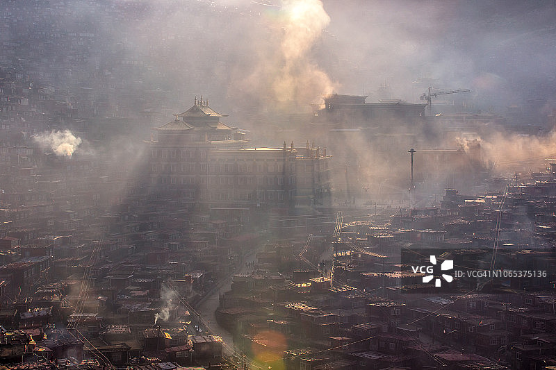 喇荣寺五明佛学院的红色寺院和房屋图片素材