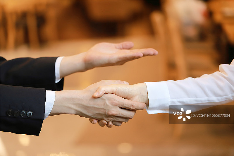 商务人士握手特写图片素材