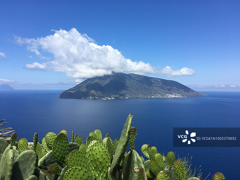 意大利伊奥利亚群岛，从利帕里岛看萨利纳岛图片素材