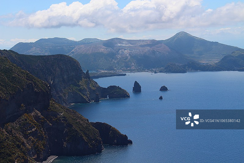 从夸特罗奇观景台看到的利帕里海岸，意大利埃奥利群岛图片素材