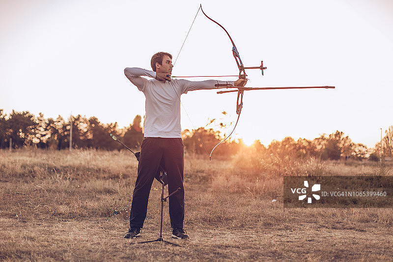 弓箭手瞄准射箭图片素材