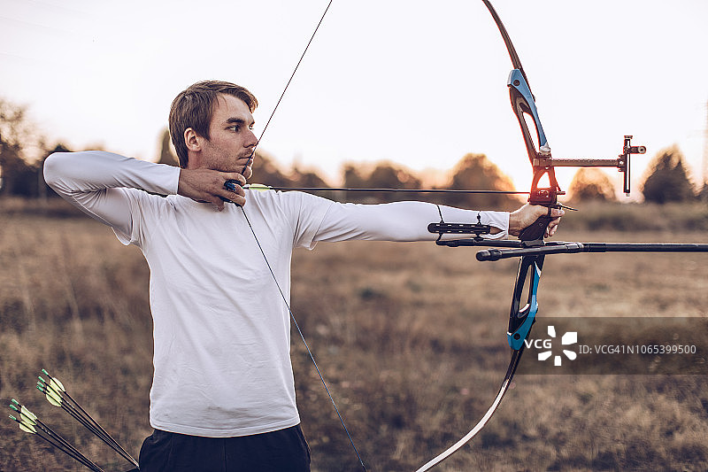 户外练习的弓箭手图片素材