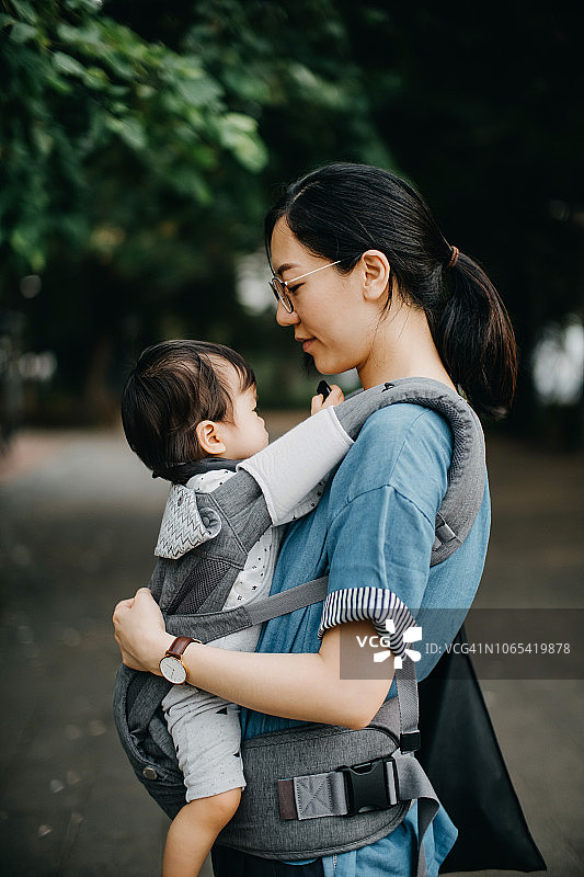 年轻的亚裔母亲和女婴在公园里享受美好的一天图片素材