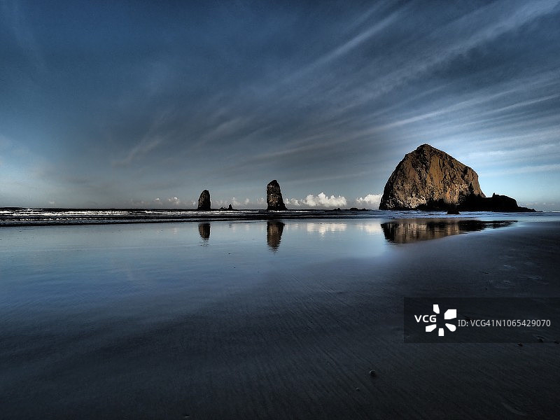 卡农海滩的干草堆和针石，涨潮时分图片素材