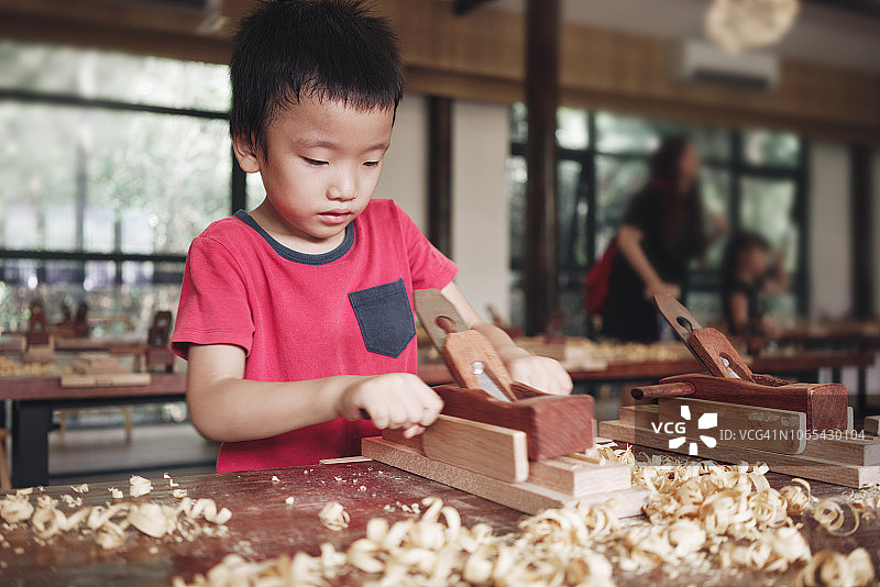 小男孩玩木头图片素材