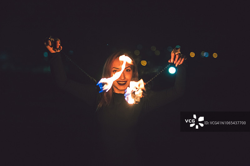 夜间玩火杂耍的人图片素材