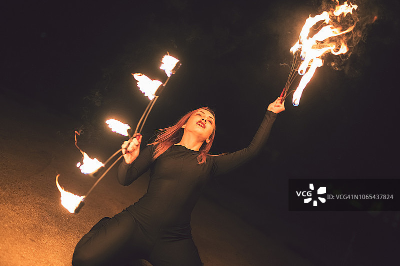 夜间玩火杂耍的人图片素材