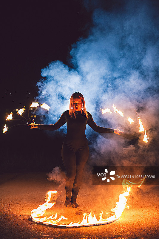 夜间玩火杂耍的人图片素材