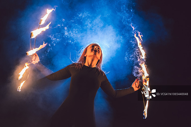 夜间玩火杂耍的人图片素材