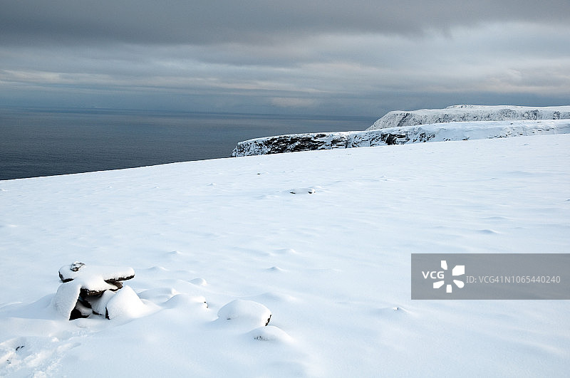 挪威北部北角的海湾和悬崖图片素材